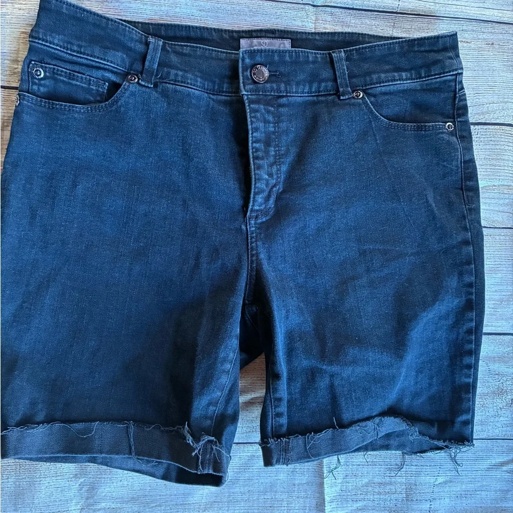 Chico's slimming Black Jean Shorts size 2 - Picture 1 of 4